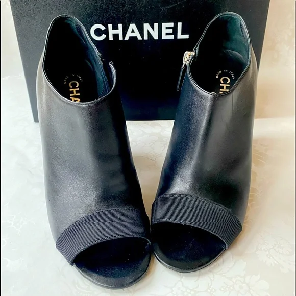 CHANEL - Picture 1 of 7